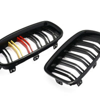 Set complet de grile frontale duble pentru BMW Seria 5 F10/F11, prezentare din unghi de sus, ABS negru lucios cu trei lamele colorate.