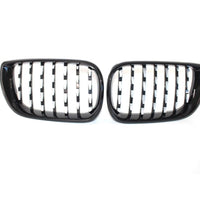 Grile frontale dublu pentru BMW Seria 3 E46 Sedan/Touring 2002–2004, finisaj negru lucios, vedere din față pe fundal alb.