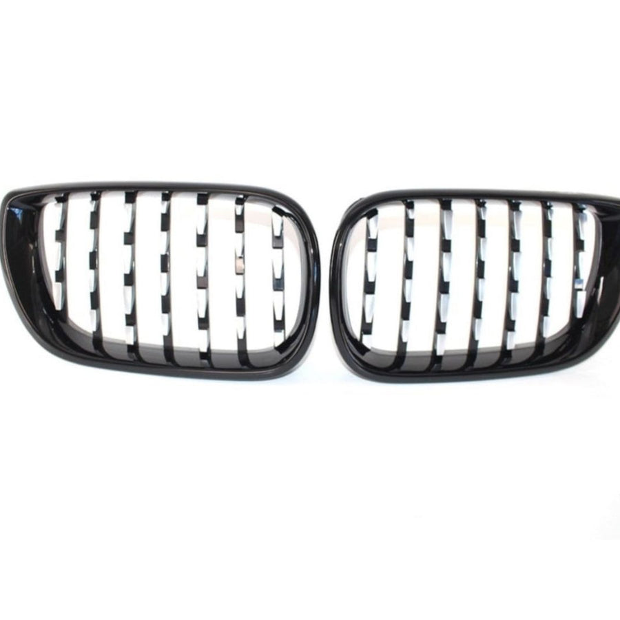 Grile frontale dublu pentru BMW Seria 3 E46 Sedan/Touring 2002–2004, finisaj negru lucios, vedere din față pe fundal alb.