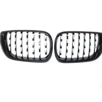 Grile frontale dublu pentru BMW Seria 3 E46 Sedan/Touring 2002–2004, finisaj negru lucios, vedere din față pe fundal alb.