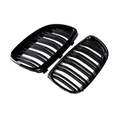 Vedere oblică a grilelor frontale pentru BMW Seria 3 E92/E93 2006–2009, finisaj Piano Black lucios, design sportiv, construcție din ABS rezistent.