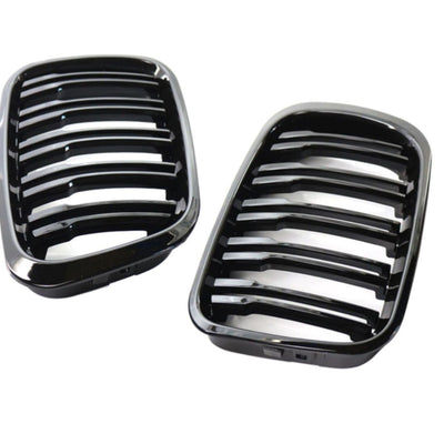 Grile auto aftermarket BMW E46, vedere oblică, pereche grile cu lamele verticale, finisaj premium negru lucios, design sportiv M.