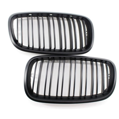 Grile sport M Look pentru BMW X5 E70 și X6 E71, set complet stânga-dreapta, prezentare din unghi diagonal pentru evidențierea designului cu lamele duble.