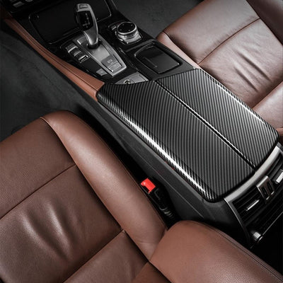 Vedere panoramică a interiorului BMW Seria 5 F10 cu protecție de carbon aplicată pe cotieră și tunelul central. Aspect luxos și sport.