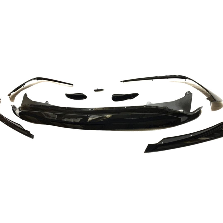 Set complet Kit Aero CLA45 pentru Mercedes CLA W117, include prelungiri bară față și spate fabricate din ABS, finisaj negru lucios.