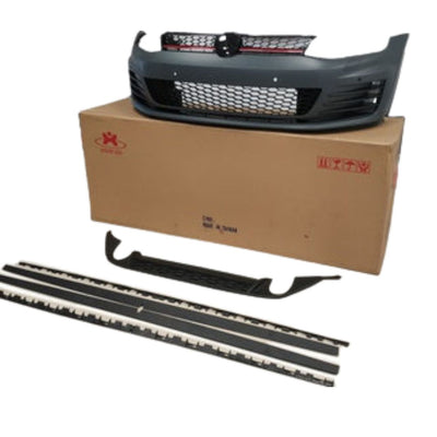 Kit exterior Golf 8 2020+ cu bară față R și praguri laterale afișate alături de cutia originală de ambalare. Piese din plastic ABS rezistent, finisaj mat.