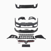 Piese componente kit exterior R compatibil Volkswagen Golf 8 2020+, afișate din față pe fundal alb: bară față, grilă centrală, difuzor spate, ornamente.