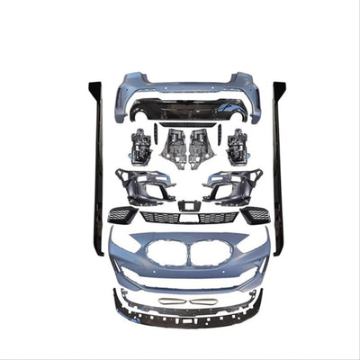 Kit exterior complet M135i pentru BMW Seria 1 F40 (2019+), include bare față/spate, difuzoare, grile, praguri laterale și elemente de fixare, prezentate într-o compoziție pe fundal alb.