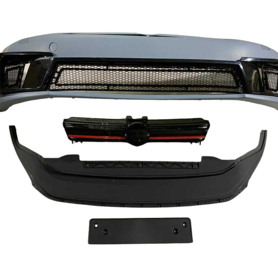 Kit complet aftermarket pentru Volkswagen Golf 7 MK7 (2012–2018), include bară față R400 Design, grilă centrală neagră cu detalii roșii, splitter inferior și suport număr.