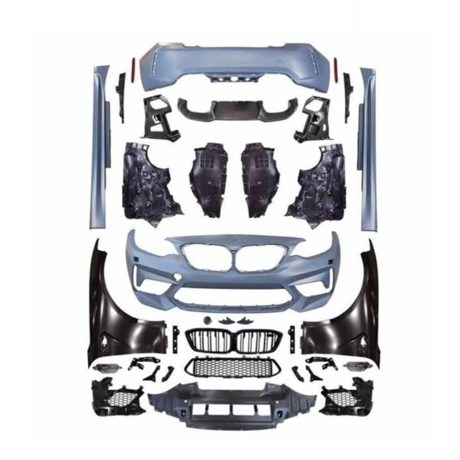 Imagine frontală cu toate componentele kitului exterior Wide Body M2 Competition pentru BMW Seria 2 F22, inclusiv bare, grile, aripi și praguri laterale