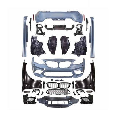 Imagine frontală cu toate componentele kitului exterior Wide Body M2 Competition pentru BMW Seria 2 F22, inclusiv bare, grile, aripi și praguri laterale