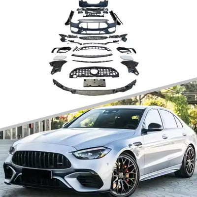 Imagine compozită ce prezintă toate piesele incluse în kitul exterior C63 AMG și rezultatul final al montajului pe un Mercedes Clasa C W206, culoare argintie