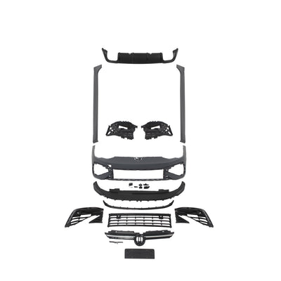 Imagine frontală a unui kit exterior R-Line complet pentru Volkswagen Golf 8 (2020+), cu bara față, grilă, prize aer și spoilere, așezate pe fundal alb pentru vizualizare detaliată.