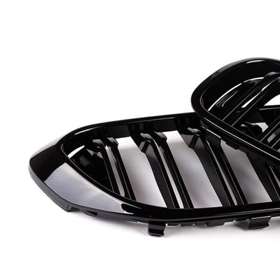 Gros-plan cu lamelele verticale duble și finisajul lucios. Grile frontale aftermarket cu aspect sportiv pentru BMW Seria 5.