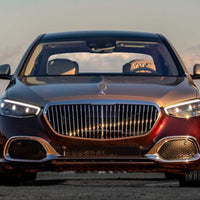 Vedere frontală a unui Mercedes S-Class W223 echipat cu grilă verticală Maybach Design, finisaj vișiniu, iluminare LED