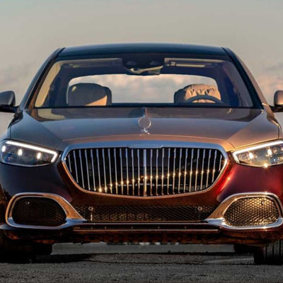 Mercedes-Benz S-Class W223 cu kit Maybach Look, vedere din spate, evacuări duble, detalii cromate și linie elegantă a caroseriei