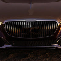 Vedere frontală a unui Mercedes S-Class W223 echipat cu grilă verticală Maybach Design, finisaj vișiniu, iluminare LED