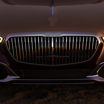 Mercedes-Benz S-Class W223 cu conversie completă Maybach Look, vedere din unghi față-lateral, jante tip Maybach