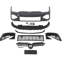 Imagine frontală a unui kit exterior R-Line complet pentru Volkswagen Golf 8 (2020+), cu bara față, grilă, prize aer și spoilere, așezate pe fundal alb pentru vizualizare detaliată.