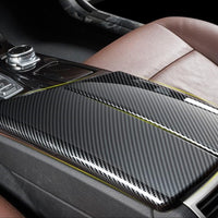Imagine laterală detaliată cu protecția de cotieră din carbon montată pe BMW Seria 5 F10. Finisaj lucios, material premium, stil sport și lux.