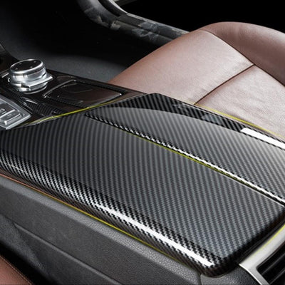 Imagine clară a capacului cotieră în fibră de carbon pentru BMW Seria 5 F10, vedere din dreapta. Montaj precis, material durabil.