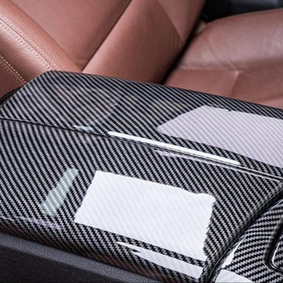 Imagine laterală detaliată cu protecția de cotieră din carbon montată pe BMW Seria 5 F10. Finisaj lucios, material premium, stil sport și lux.