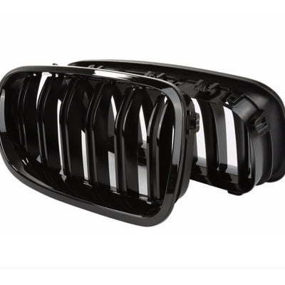 Grile față BMW Seria 5 F10, model M5 Look, prezentate din spate pentru a evidenția sistemul de prindere OEM, ABS negru lucios.