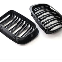 Set grile frontale dublu BMW Seria 3 E46, finisaj negru lucios, vedere frontală produs aftermarket, design sportiv tip M Look.