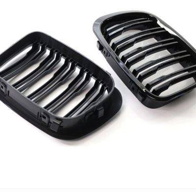 Grile frontale BMW Seria 3 E46 Sedan Touring, vedere din spate și lateral, material ABS, design sportiv aftermarket M Look.