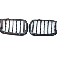 Grile frontale dublu pentru BMW Seria 3 E46 Sedan/Touring 2002–2004, finisaj negru lucios, vedere din față pe fundal alb.