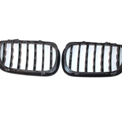 Spatele grilelor frontale dublu pentru BMW Seria 3 E46 2002–2004, detaliu cu sistem de fixare și structură ABS.