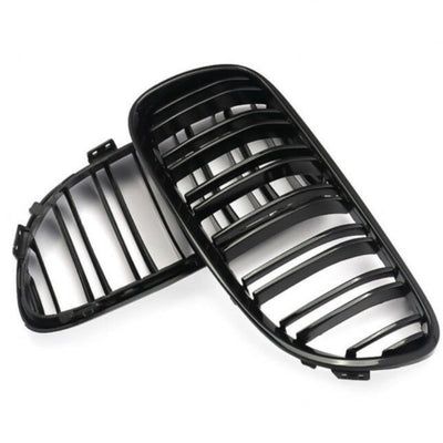 Grilă frontală aftermarket BMW Seria 3 E92/E93 (2010–2013), design cu lamele duble, prezentare unghi lateral.