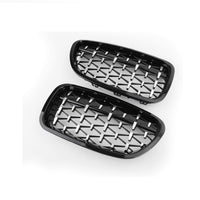 Grilă frontală tip diamant pentru BMW Seria 5 F10 F11, fabricată din ABS negru lucios, unghi lateral cu design sportiv și elegant.