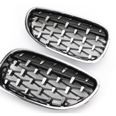Grile diamant față BMW E60 2004–2009, design aftermarket sportiv cu ramă cromată, fotografiate din unghi oblic.
