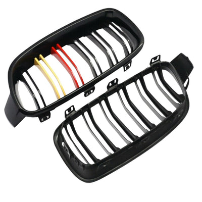 Set complet de grile frontale duble pentru BMW Seria 5 F10/F11, prezentare din unghi de sus, ABS negru lucios cu trei lamele colorate.