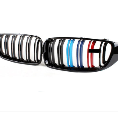 Pereche grile față BMW Seria 4 F32 compatibile 2013–2019, design M4 Look, finisaj negru lucios cu detalii colorate M (roșu și albastru).