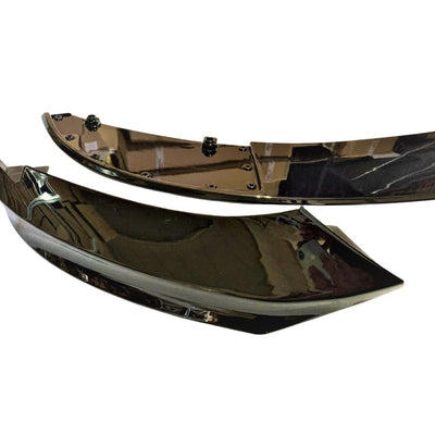 Gros-plan lateral cu detaliile sistemului de prindere al splitterului MT Look pentru BMW F32/F36 – finisaj negru lucios