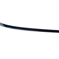 Vedere frontală a spoilerului hibrid compatibil cu BMW Seria 5 G30 Sedan (2016+). Finisaj negru brillant, design aerodinamic din ABS rezistent.