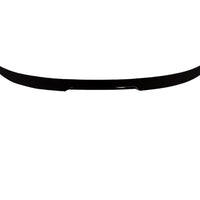 Vedere din spate a spoilerului tip M4 montat pe un BMW Seria 5 G30 alb, accentuând designul sportiv. Compatibil cu modelele din 2016+, fabricat din ABS negru lucios.