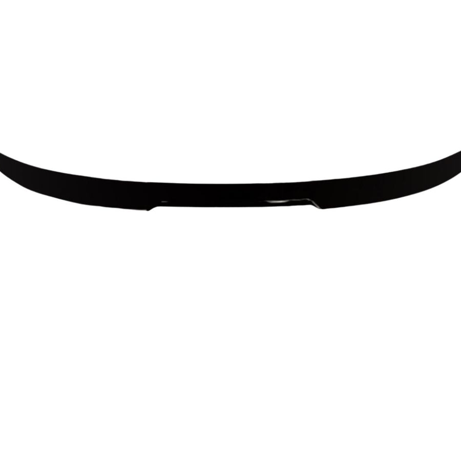 Vedere din spate a spoilerului tip M4 montat pe un BMW Seria 5 G30 alb, accentuând designul sportiv. Compatibil cu modelele din 2016+, fabricat din ABS negru lucios.