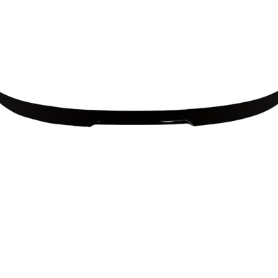 Vedere din spate a spoilerului tip M4 montat pe un BMW Seria 5 G30 alb, accentuând designul sportiv. Compatibil cu modelele din 2016+, fabricat din ABS negru lucios.