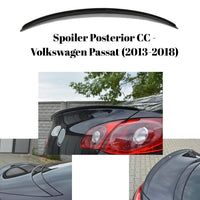 Imagine cu spoiler posterior montat pe Volkswagen Passat CC (2013–2018), vedere laterală. Accesoriu sport aftermarket, finisaj negru lucios, din ABS.