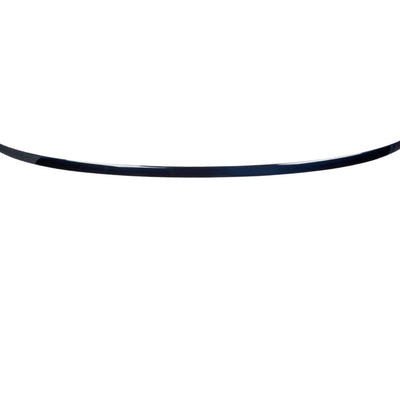 Vedere frontală a spoilerului hibrid compatibil cu BMW Seria 5 G30 Sedan (2016+). Finisaj negru brillant, design aerodinamic din ABS rezistent.