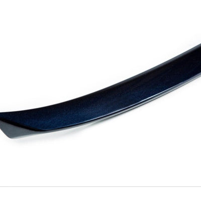 Zoom lateral dreapta al spoilerului pentru BMW G30. Material ABS, vopsit negru brillant, oferă un plus de stil și agresivitate estetică.