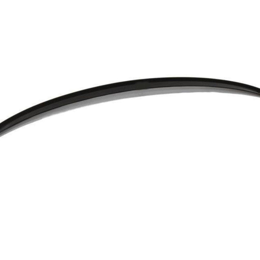 Imagine cu spoiler posterior montat pe Volkswagen Passat CC (2013–2018), vedere laterală. Accesoriu sport aftermarket, finisaj negru lucios, din ABS.