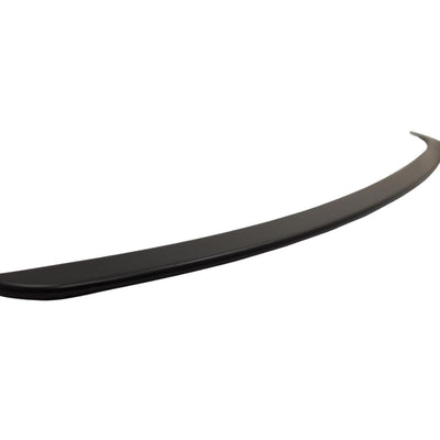  Imagine cu spoiler MT Look în unghi oblic, finisaj negru lucios, destinat portbagajului BMW G30. Evidențiază forma curbă și calitatea materialului ABS.