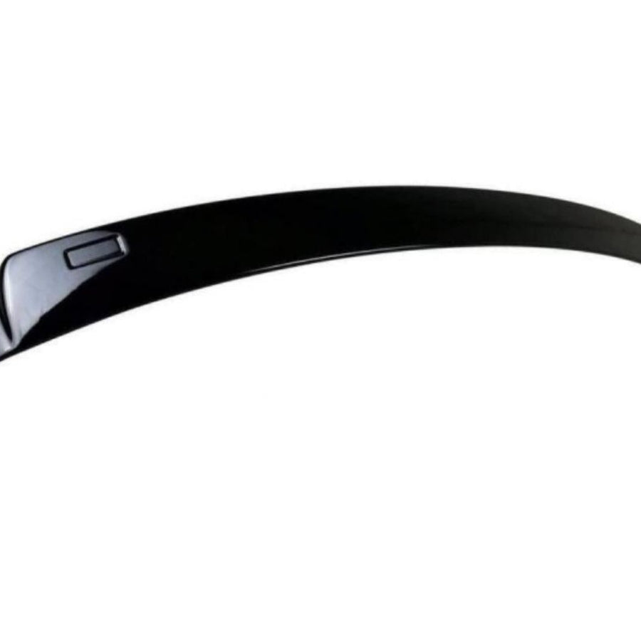 Spoiler auto negru brillant pentru BMW Seria 3 E90 sedan, model 2005–2012, piesă aftermarket din ABS, vedere din lateral pe fundal alb.