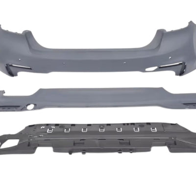 Vizualizează diferența majoră între look-ul de fabrică și designul sportiv al barei spate M-Tech. Kitul conține bară spate, difuzor aerodinamic și elemente de protecție inferioare.