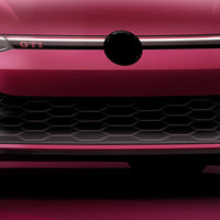 Grilă frontală GTI LED compatibilă cu Volkswagen Golf 8 (2020+), finisaj negru lucios cu detalii roșii, design sportiv și iluminare LED integrată.