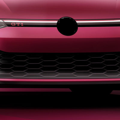 Imagine frontală VW Golf 8 roșu echipat cu grilă GTI LED aftermarket, design agresiv cu iluminare LED și finisaj premium negru lucios.
